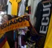 Una clienta sostiene una bufanda tricolor con el lema "Ecuador, sí se puede" en un local repleto de prendas alusivas a la selección, en plena fiebre por la moda mundialista.