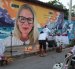 Junto al mural de Monika Silva los pobladores colocaron vela en su memoria