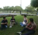 Paseo. Familias completas disfrutan de caminatas resguardados por policías.