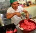 Luis Banda es el heredero de un negocio con más de cien años de sabor: Colaciones Cruz Verde, en Quito.