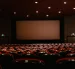 El estadio y la pantalla se convierten en dos formas de atención colectiva: entre el entretenimiento global y la reflexión sobre la verdad en la era de la saturación informativa.