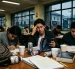 Imagen simbólica de estudiantes universitarios agobiados por exámenes, por lo que según el estudio de la Universidad Central, consumen estimulantes.