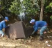 Muebles se encuentran flotando en el Estero Salado.