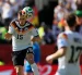 Nico Schlotterbeck, zaguero de Alemania, cabecea el balón en un partido del grupo E del Mundial entre Alemania y Costa de Marfil.