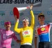El podio del Tour de Suiza con el segundo lugar, Richard Carapaz de Ecuador del equipo EF Education - EasyPost, el ganador Tadej Pogačar de Eslovenia del equipo UAE Team Emirates-XRG en el centro, y el tercer lugar Mathias Vacek de República Checa del equipo Lidl-Trek.