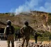 Integrantes del Ejército de Bolivia despejan una vía durante un operativo de desbloqueo este domingo, en Sayari (Bolivia).
