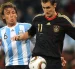 Miroslav Klose (der.) elogió a Messi por superarlo como goleador de Mundiales.