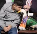 Carlos besa al pato Merlín, vestido con una camiseta de la Selección Mexicana de Fútbol, durante una visita a la presidenta de México, Claudia Sheinbaum, este lunes, en el Palacio Nacional de Ciudad de México (México).