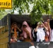 Mujeres rohingya refugiadas que esperan en un camión tras ser reubicadas forzosamente en Banda Aceh, Indonesia, el 7 de noviembre de 2024.