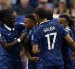 Kylian Mbappé (c) es felicitado por sus compañeros tras anota el 1-0 ante Irak este lunes 22 de junio.