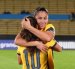 La capitana del equipo nacional, Gigi Moreira (d) celebra la clasificación al repechaje.