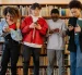 Estudiantes consultan sus teléfonos en una biblioteca, mientras Noruega restringe el uso de inteligencia artificial para menores de 6 a 13 años.