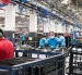 Un grupo de trabajadores cumple con su jornada de trabajo en una fábrica.