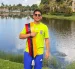 Eduardo Jara posa con la indumentaria oficial de la FIFA, luciendo los colores de Ecuador.