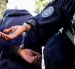 Un integrante de la Policía Civil de Río de Janeiro custodia a una persona detenida en la "Operación Contención" este martes, en la favela de Santa Marta, en Río de Janeiro (Brasil).