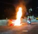 Moradores del sector Alma Lojana incendiaron una motocicleta tras un presunto asalto, mientras la Policía y Bomberos controlaban la emergencia en Quito hoy