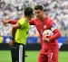 Cristiano Ronaldo discute con el árbitro en el Portugal vs. Uzbequistán.