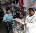 Madre de familia compara precios de útiles escolares en la Sierra ecuatoriana.