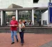 Ciudadanos caminan al pie del edificio del SRI, en Guayaquil.