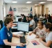 Personas cumplen trámites en el Servicio de Ciudadanía e Inmigración de Estados Unidos (USCIS).
