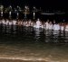 Los creyentes de San Juan en el balneario de Salinas en su ingreso al mar