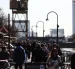 Decenas de personas al recorrer el turístico barrio de Puerto Madero, en la ciudad de Buenos Aires (Argentina)