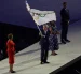 La alcaldesa de Los Angeles, Karen Bass (izq.), recibe la bandera olímpica de manos del presidente del COI, Thomas Bach (c), en foto de archivo.