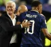 Kylian Mbappé de Francia interactúa con el seleccionador Didier Deschamps mientras abandona el campo durante el partido de la fase de grupos de la Copa Mundial de la FIFA 2026 entre Francia e Irak.
