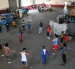 Atletas entrenan en un gimnasio de boxeo donde familias sin hogar se han instalado, en La Habana Vieja, el 9 de junio de 2026.
