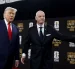 El presidente de Estados Unidos, Donald Trump (i), interactúa con Gianni Infantino, presidente de la FIFA.