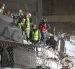 Equipos de rescate trabajan entre los escombros tras los terremotos que sacudieron Venezuela.