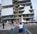 Residentes observan los bloques de viviendas gravemente dañados tras los terremotos en Catia La Mar, estado La Guaira.