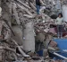 Residentes caminan entre los escombros de edificios derrumbados tras los terremotos en Catia La Mar, estado La Guaira.