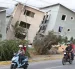 Vista de varios edificios dañados por los terremotos en la localidad de Catia La Mar, en el estado costero de La Guaira (Venezuela) este jueves.