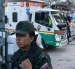 Equipos de rescate participan en la remoción de escombros tras los terremotos en Chacao, Caracas.