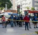 Personas observan las labores de rescate y remoción de escombros tras los terremotos en Chacao, Caracas.