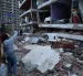Residentes entre los escombros de uno de los bloques de viviendas dañados por los terremotos, en el estado costero de La Guaira (Venezuela) este jueves.