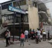Residentes permanecen en la calle junto a viviendas dañadas tras los terremotos en Catia La Mar, estado La Guaira.