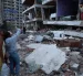 Residentes permanecen entre los escombros de viviendas colapsadas tras los terremotos en Catia La Mar, estado La Guaira.