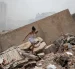 Personas caminan entre los escombros de edificios colapsados tras los terremotos en La Guaira, Venezuela.