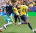 Ecuador - Alemania: Joel Ordóñez (der.) sale desde la zaga contra los teutones.