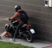 Momento en que delincuentes en motocicleta interceptan a mujer en Quito Tenis, le roban pertenencias y la embisten durante violento asalto registrado.