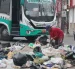 Insalubridad. Montículos de basura se acumularon ayer en distintos sectores de Durán tras la suspensión del servicio de recolección.