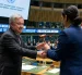 Foto creada con IA, de António Guterres, entregando la posta a una mujer, para dirigir la ONU.