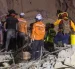 Integrantes de Protección Civil y voluntarios trabajan entre los escombros tras el terremoto en Venezuela.