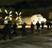 Fotografía cedida por la UNGRD que muestra a integrantes del grupo de búsqueda y rescate USAR COL-1 durante una operación logística nocturna en un avión militar.