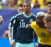 Nilson Angulo de Ecuador disputa el balón con Joshua Kimmich (d) de Alemania este jueves, en un partido del grupo E del Mundial de la FIFA 2026.