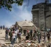 Rescatistas y voluntarios buscan víctimas en una vivienda afectada por los terremotos este jueves, en el municipio Libertador en el este de Caracas (Venezuela).