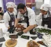 Estudiantes y docentes de la UIDE exponen en la feria preparaciones a base de chocolate.