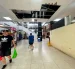 Deterioro. La falta de tumbado se observa en varias zonas del mercado, lo que incomoda al público.
